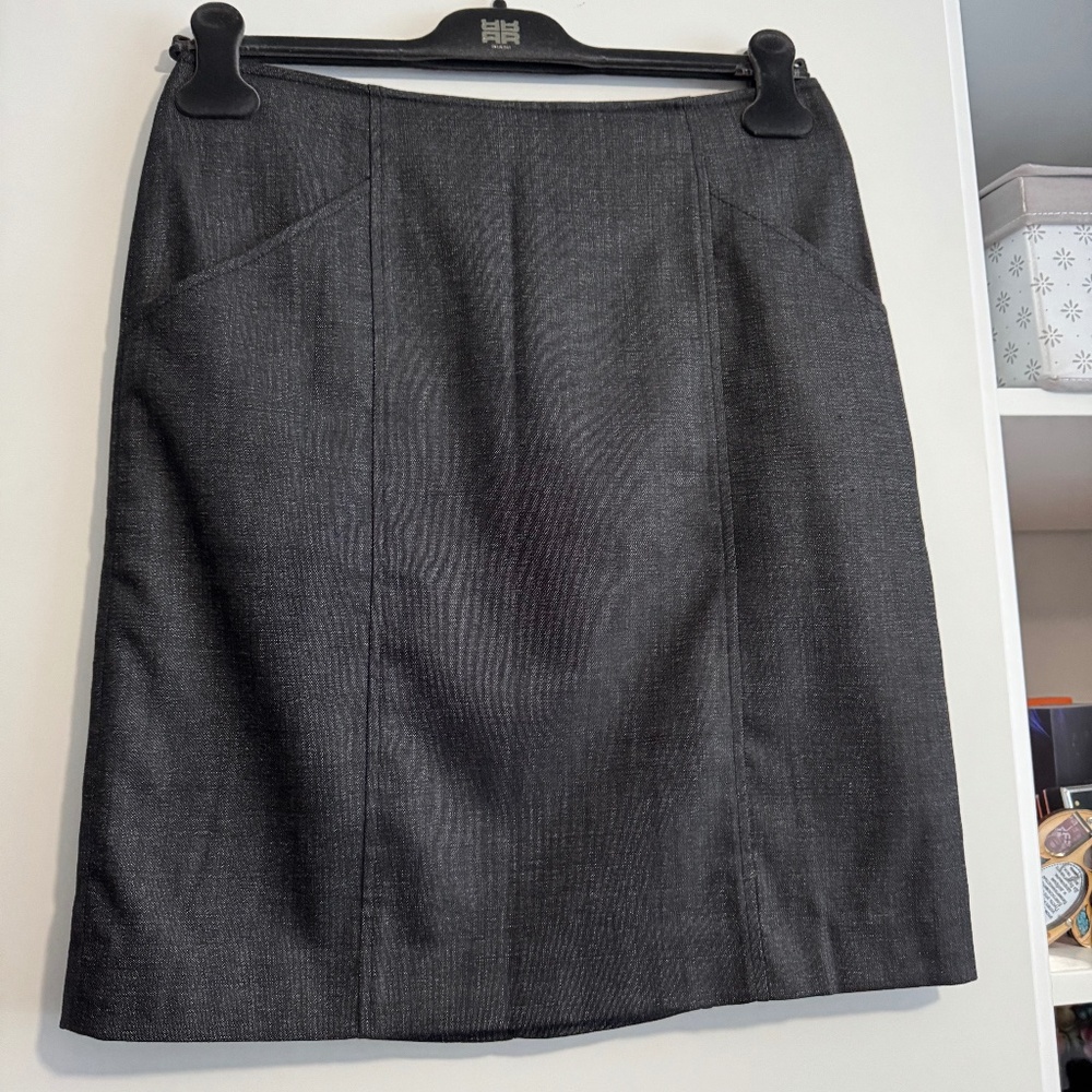 Theory, Size 4, 99% Wool, 1% Elastane